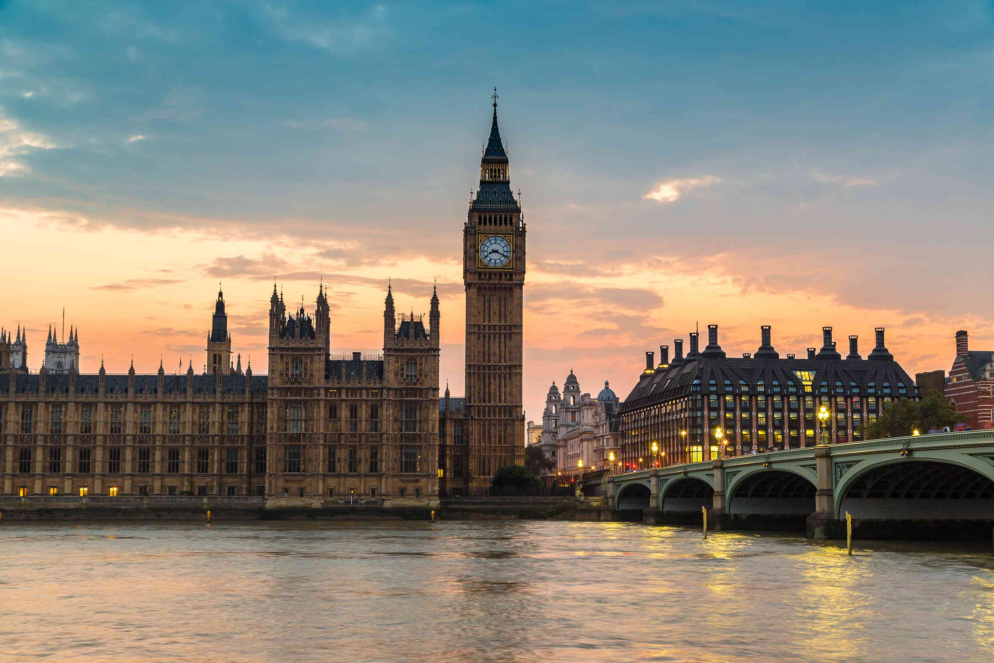 去英國留學，到底應該優先看綜排還是專排？