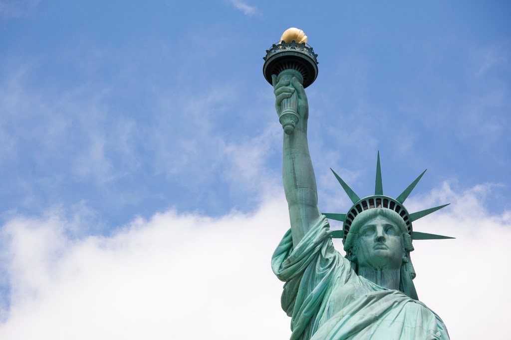 美國移民局發新規：綠卡入籍標準放寬